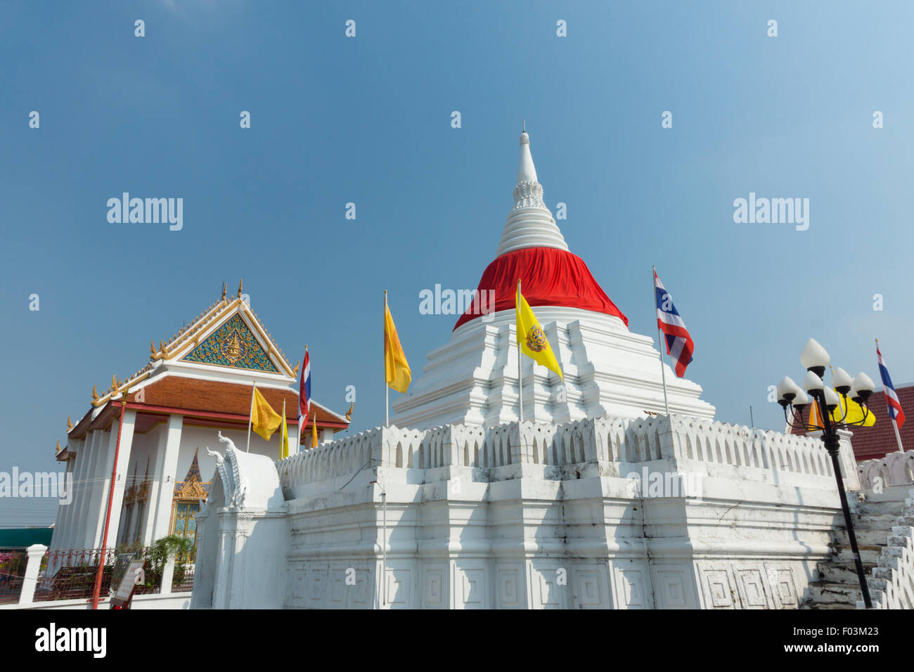 Grande Pagoda Bianca e panno rosso in Thailandia. Foto Stock