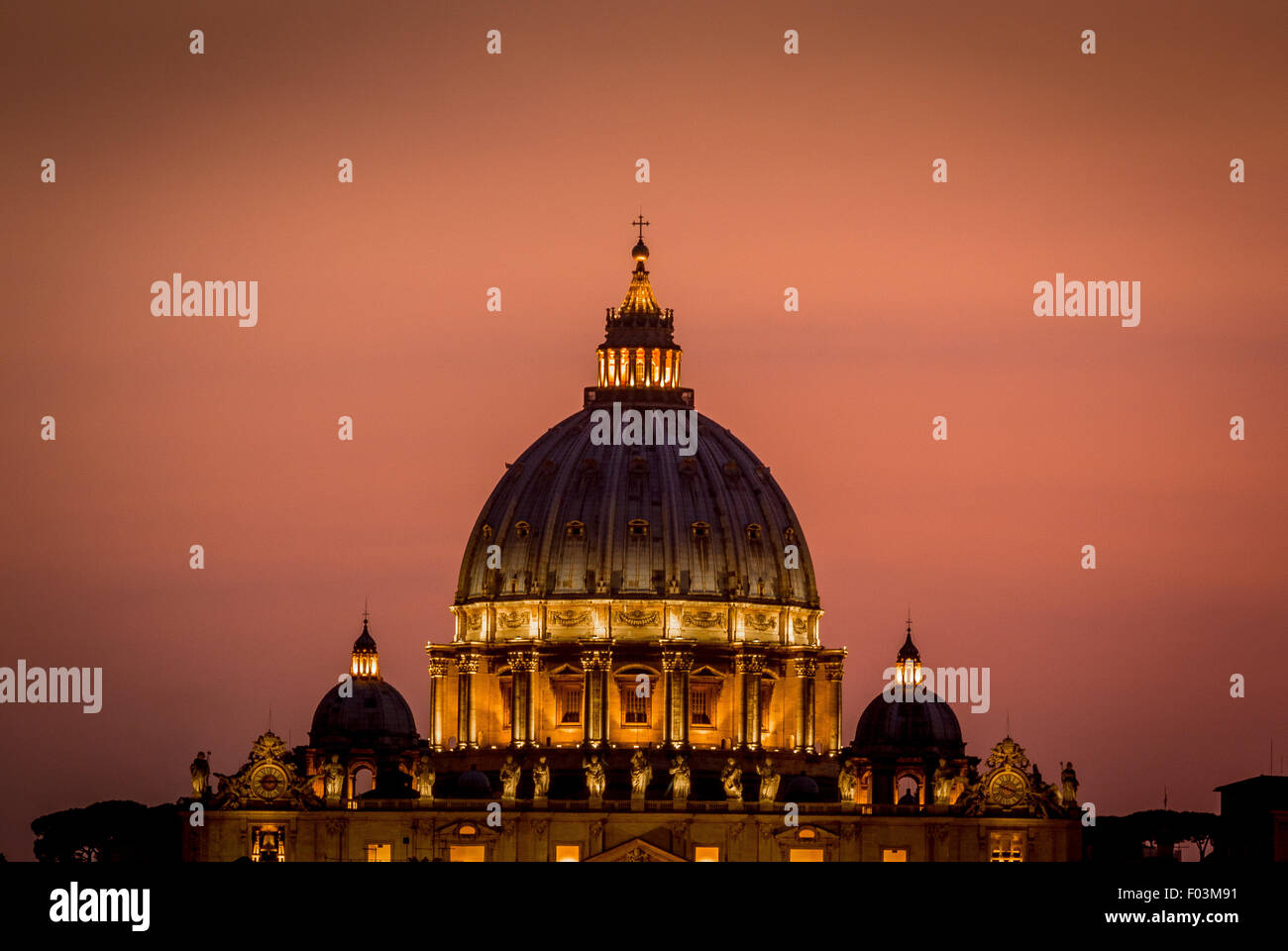 La Basilica di San Pietro. Città del Vaticano di notte, Roma. L'Italia. Foto Stock
