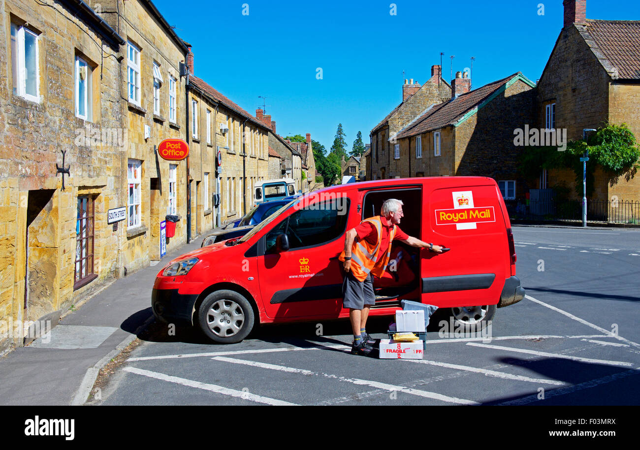 Portalettere tenendo i pacchi che non di Royal Mail van fuori ufficio postale nel villaggio di Montacute, vicino a Yeovil, Somerset, Inghilterra, Regno Unito Foto Stock