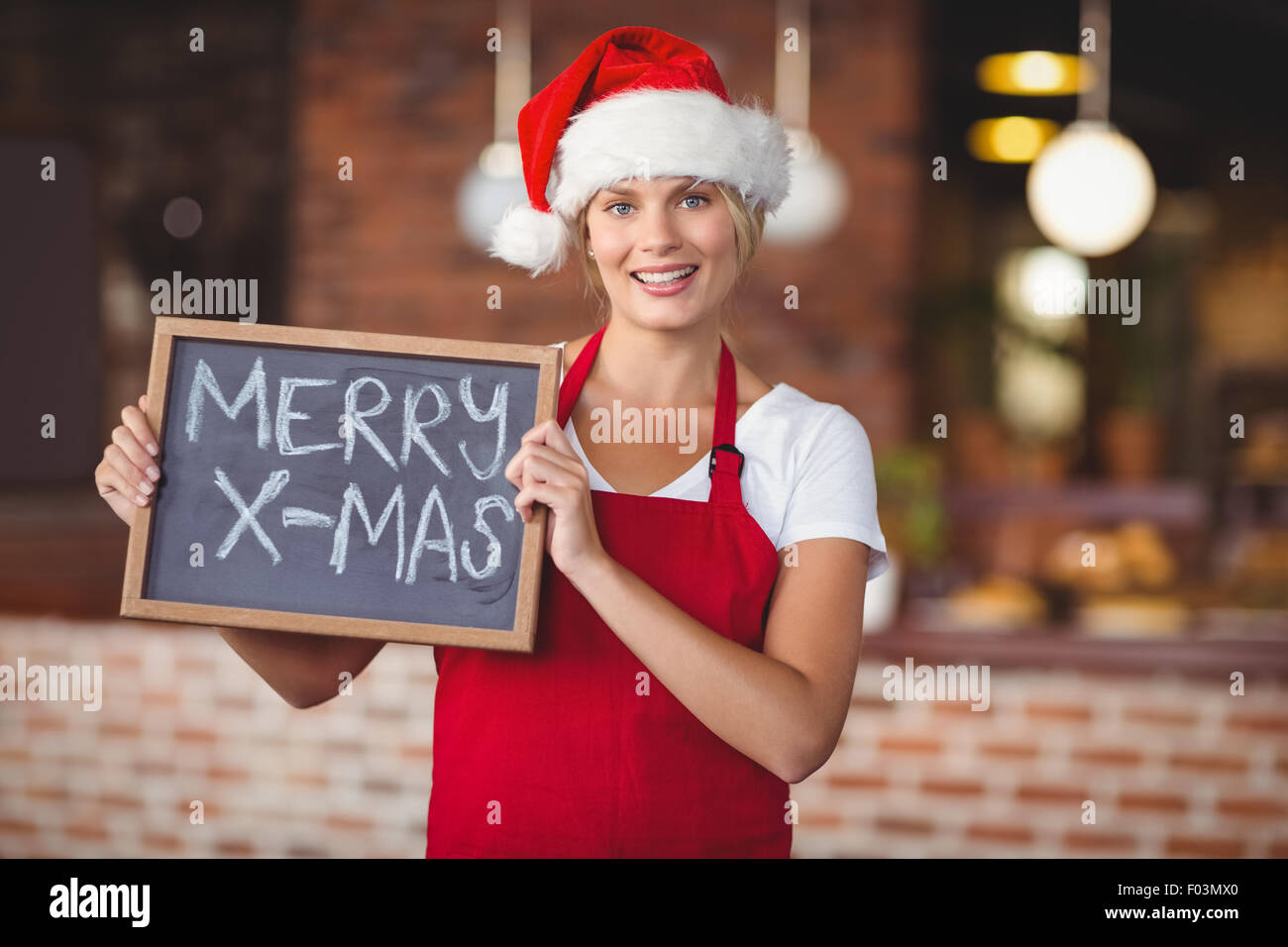 Bella cameriera con una lavagna merry X-mas Foto Stock