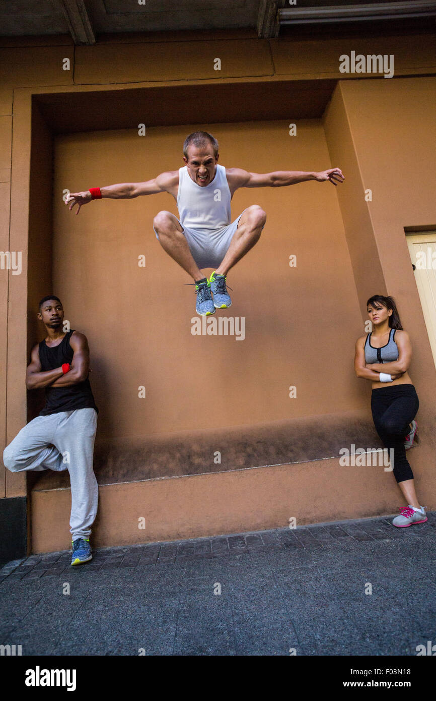 Gruppo di persone che fanno il parkour in città Foto Stock