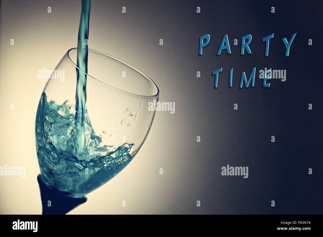 Blu acqua splash in vetro con il tempo del partito il testo Foto Stock