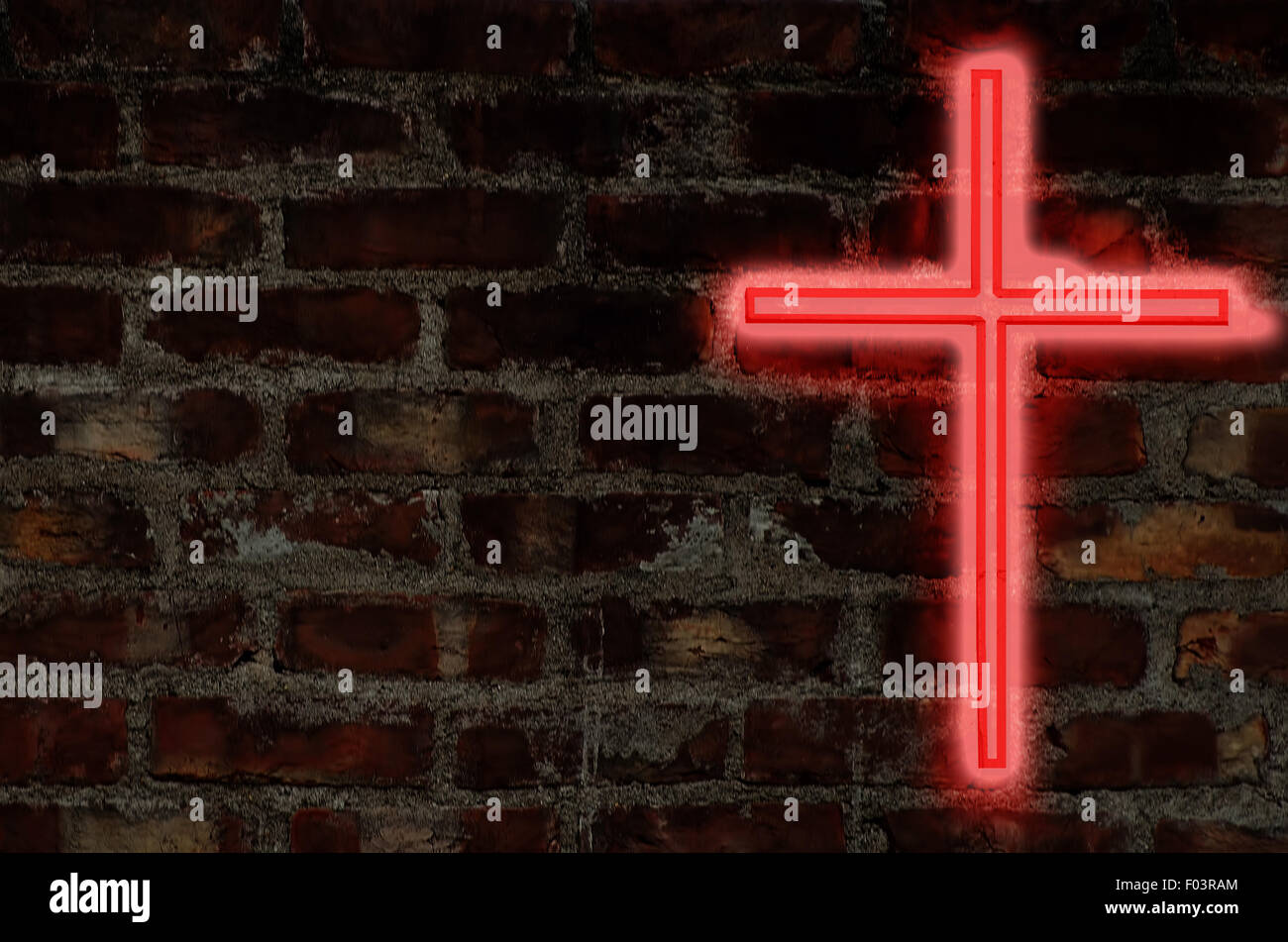 Una croce cristiana nella parete Foto Stock