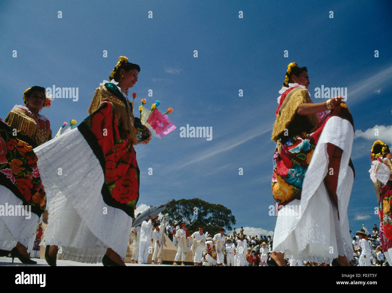 Le donne in costumi tradizionali, Jarabe Mixteco ballare durante le celebrazioni presso il festival Guelaguetza, Oaxaca, Messico. Foto Stock