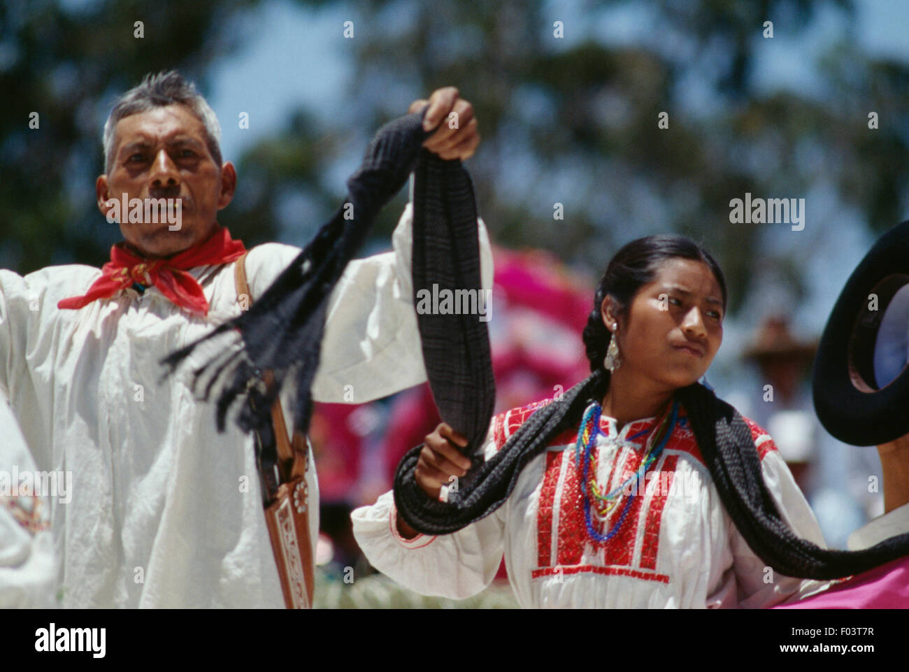 Ballerini in costumi tradizionali durante le celebrazioni presso il festival Guelaguetza, Oaxaca, Messico. Foto Stock