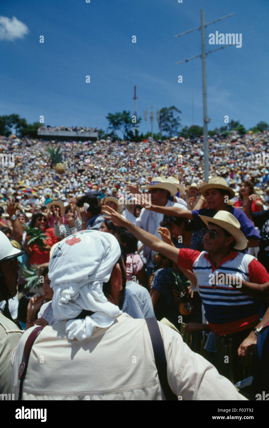 Gettare i doni al pubblico durante le celebrazioni presso il festival Guelaguetza, Oaxaca, Messico. Foto Stock