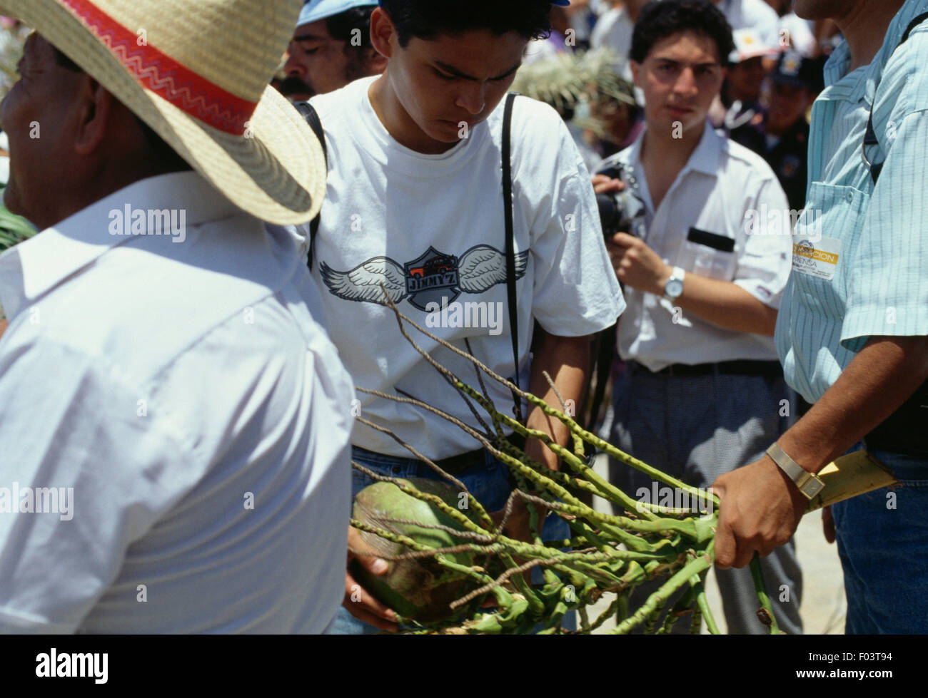 Un uomo con i doni che ha ricevuto durante i festeggiamenti presso il festival Guelaguetza, Oaxaca, Messico. Foto Stock