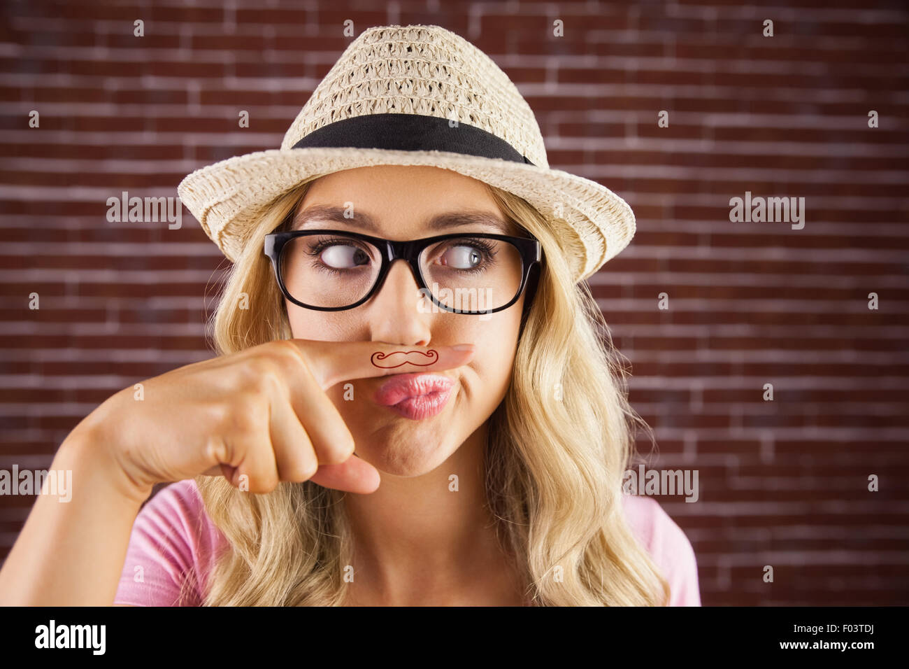 Una bella hipster avente un baffi finti Foto Stock