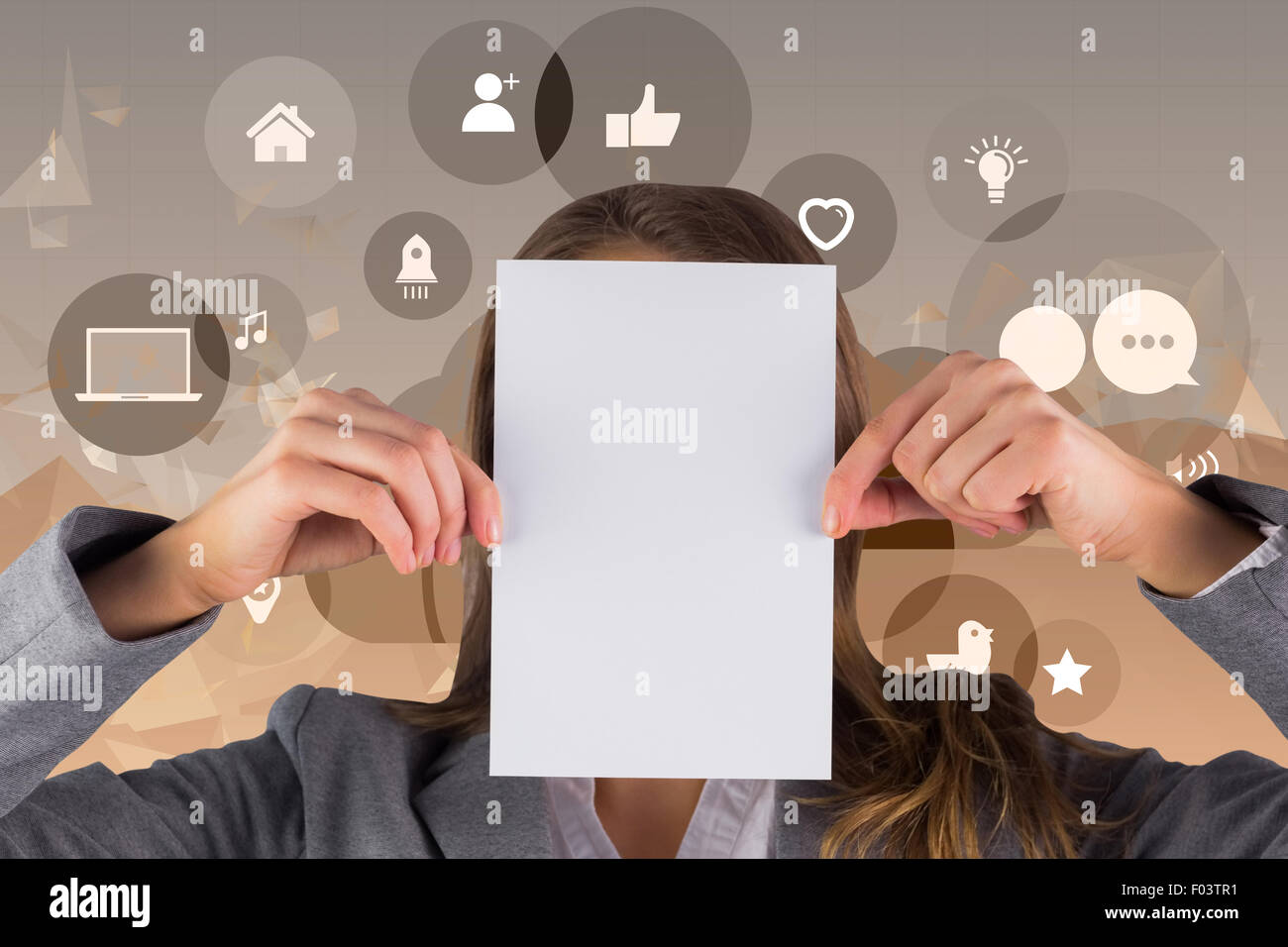 Immagine composita di imprenditrice che mostra una carta Foto Stock