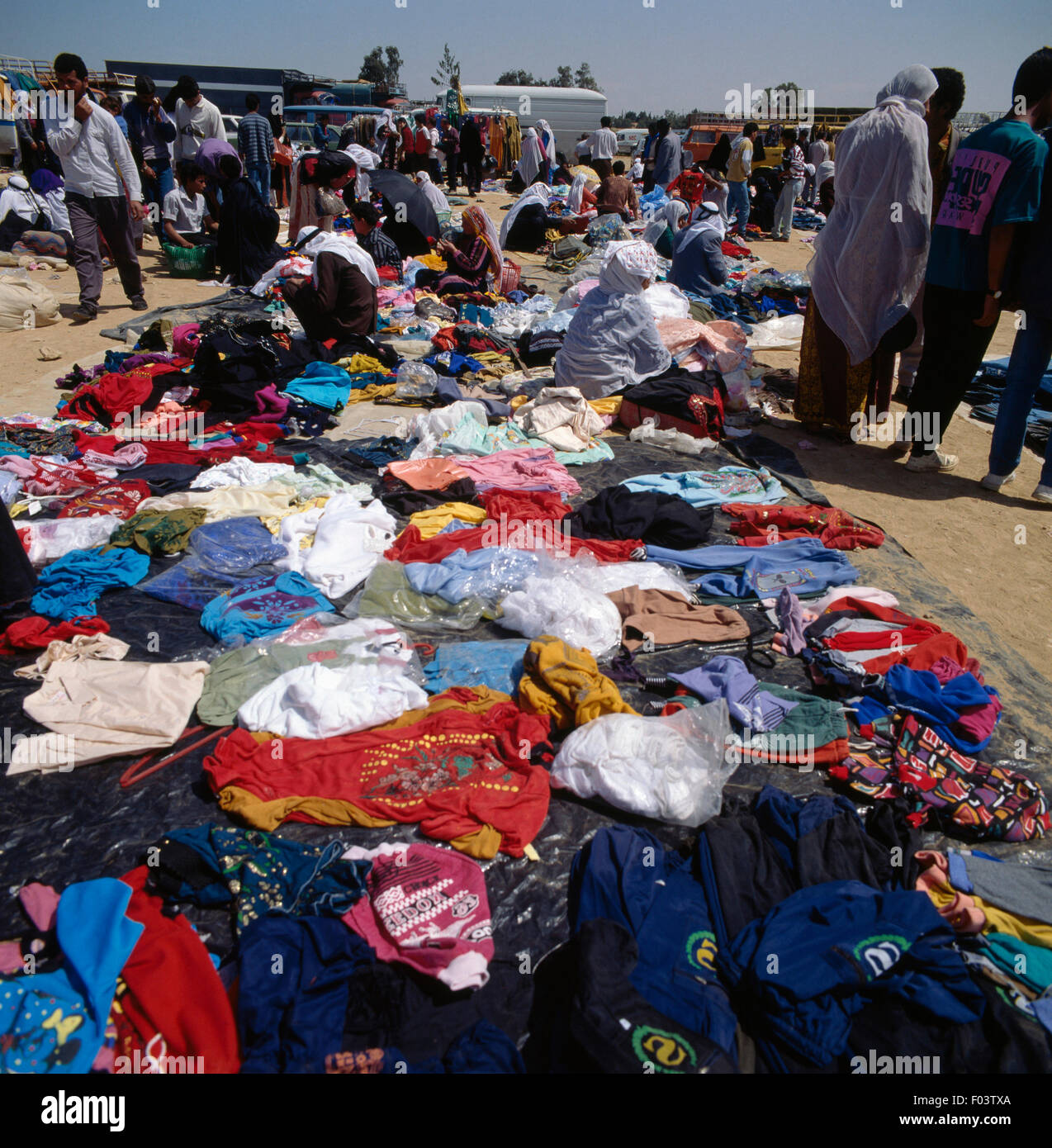 Abiti usati fornitori nel mercato beduino di Beersheba, Israele. Foto Stock
