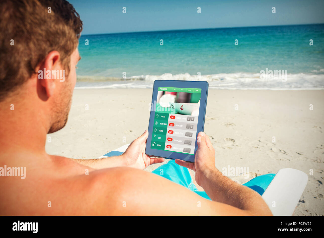 Immagine composita di uomo con tavoletta digitale sulla sedia a sdraio in spiaggia Foto Stock