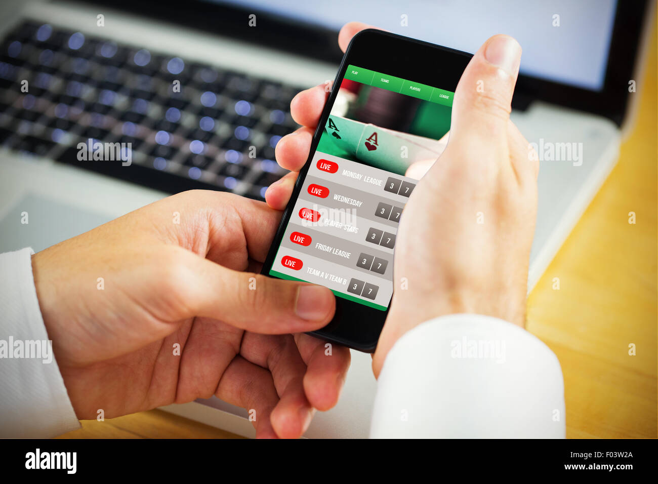 Immagine composita dell'uomo utilizza lo smartphone Foto Stock