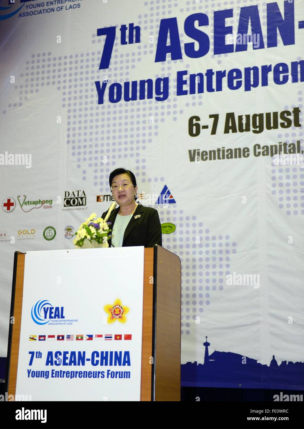 Vientiane, Laos. Il 6 agosto, 2015. Il ministro dell'industria e del commercio del Laos Khemmani Pholsena parla durante il settimo ASEAN-Cina Giovani Imprenditori Forum in Vientiane, Laos, il 6 agosto 2015. La due giorni di settimo ASEAN-Cina Giovani Imprenditori Forum si è tenuta nella capitale del Laos Vientiane giovedì. Credito: Liu Ailun/Xinhua/Alamy Live News Foto Stock