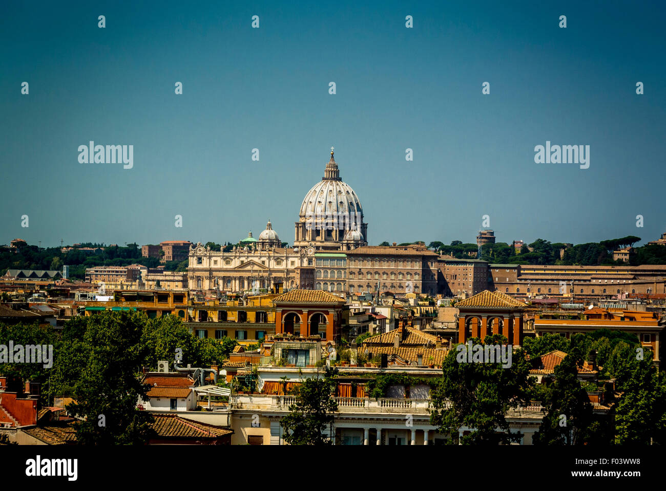 La cupola della Basilica di San Pietro e il panorama di Roma. Italia