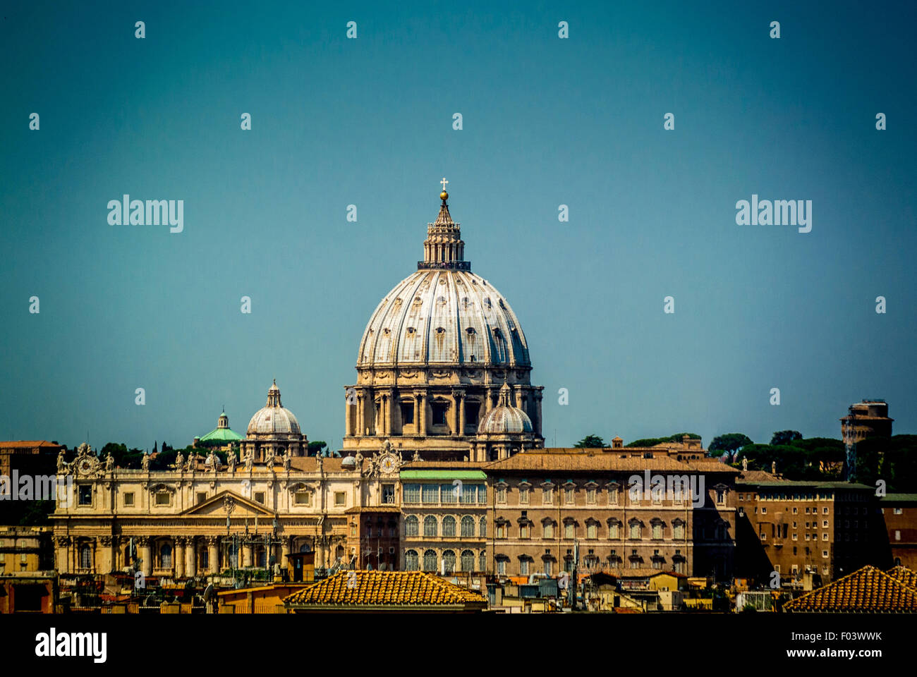 La cupola della Basilica di San Pietro e il panorama di Roma. Italia