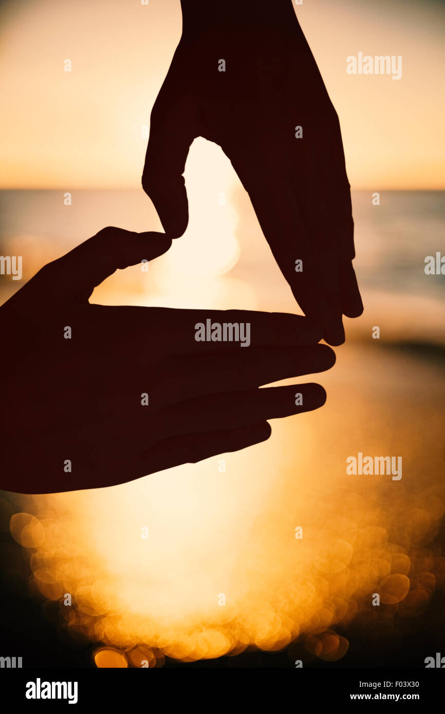 Immagine composita della donna messa a forma di cuore con le mani Foto Stock