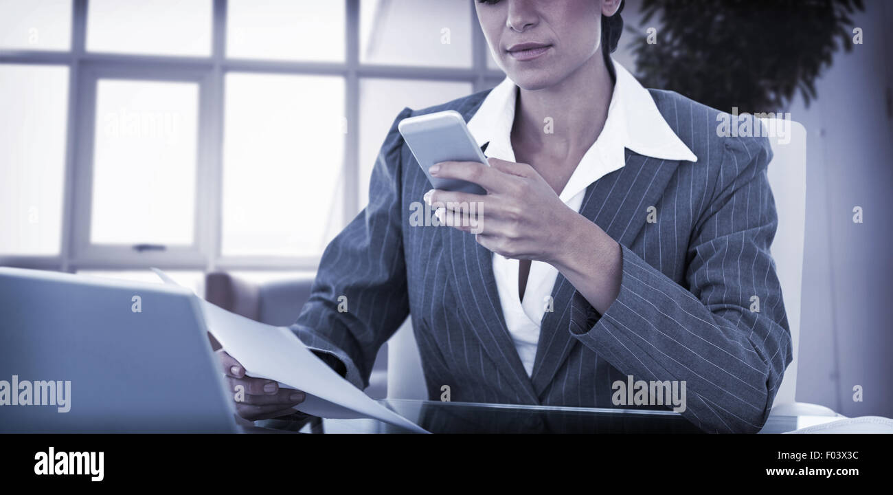 Imprenditrice usando il suo smartphone Foto Stock