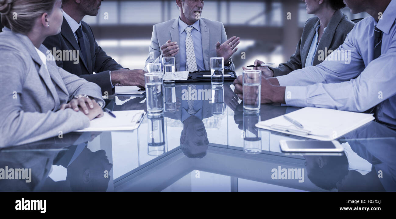 Colleghi di lavoro per discutere sul lavoro Foto Stock