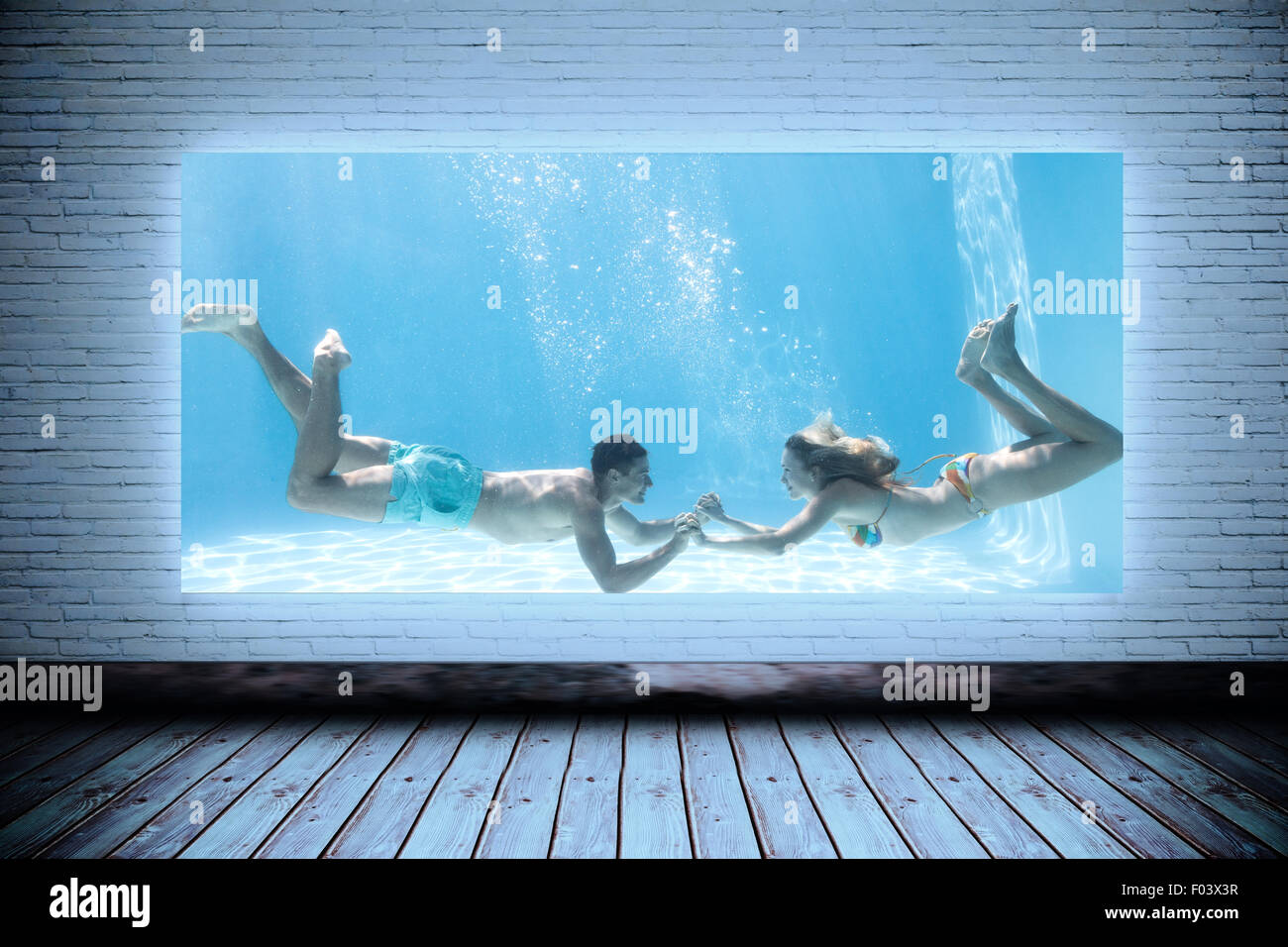 Immagine composita di carino coppia tenendo le mani sott'acqua in piscina Foto Stock