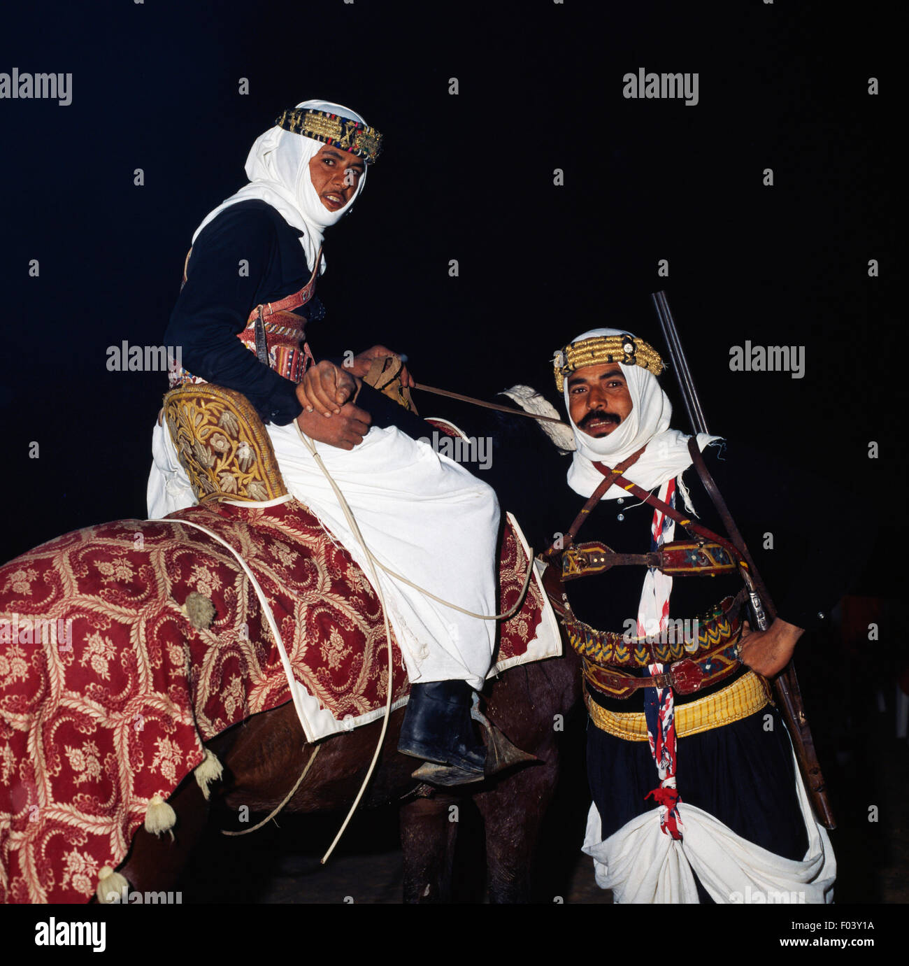 Armati cavalieri Berbero in abiti tradizionali, Douz, Tunisia. Foto Stock