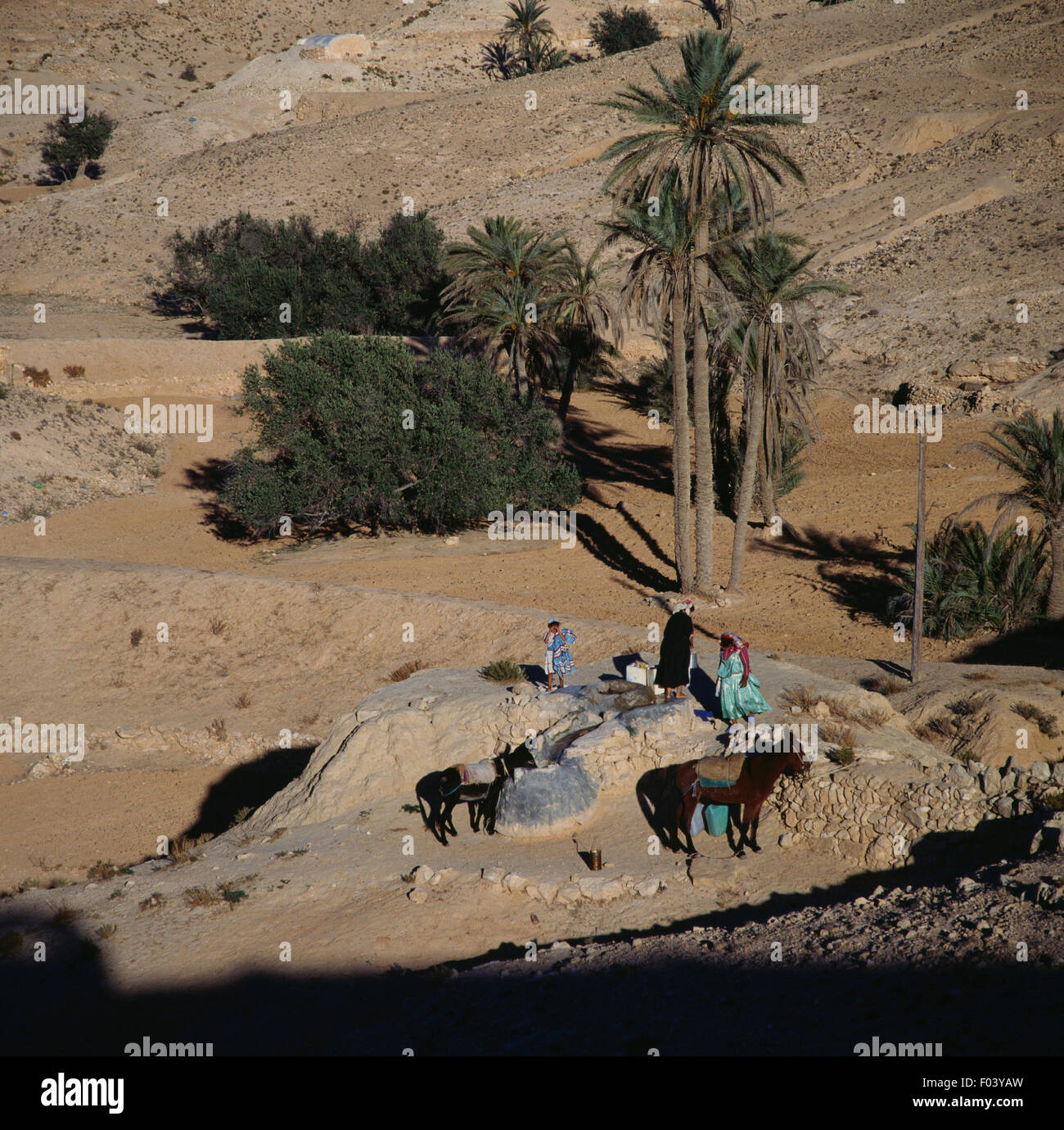 Le donne al pozzo, villaggio Berbero di Matmata, il Deserto del Sahara, Tunisia. Foto Stock