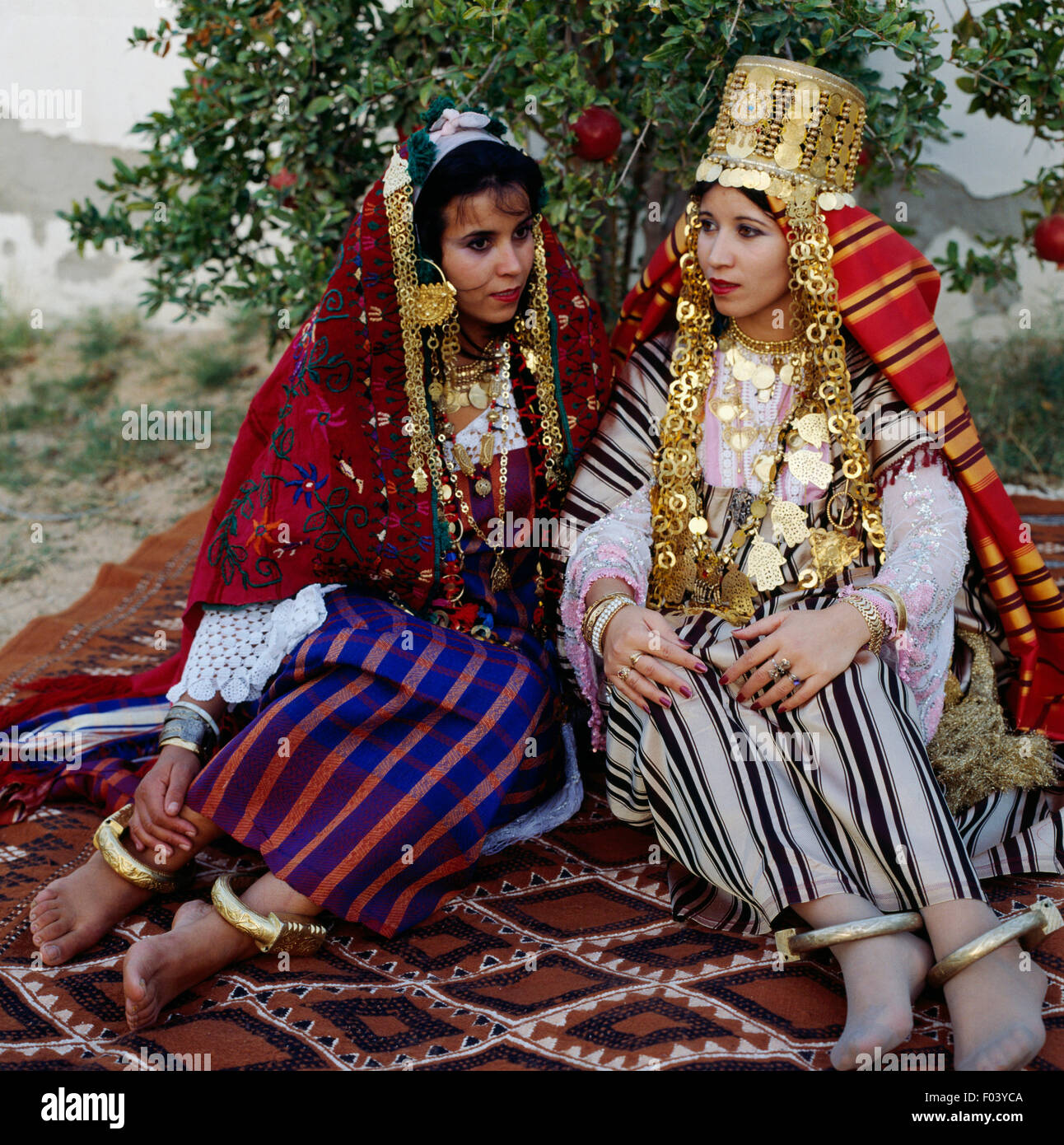 Donne che indossano costumi tradizionali e gioielli berbero, Tunisia Foto  stock - Alamy