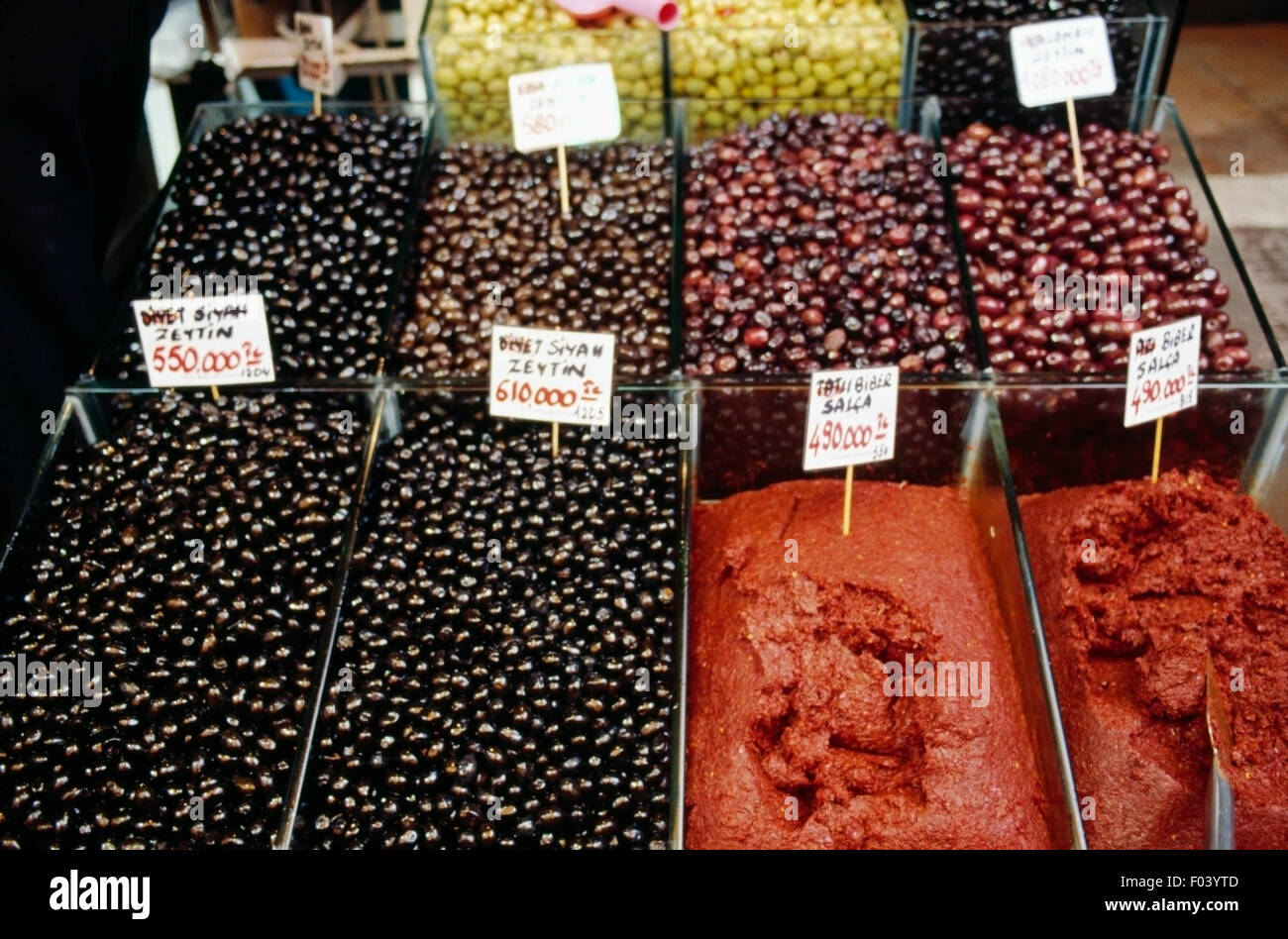 Olive e salsa per la vendita nel Bazar delle Spezie, il bazaar egiziano (Misir Carsisi), Istanbul, Turchia. Foto Stock