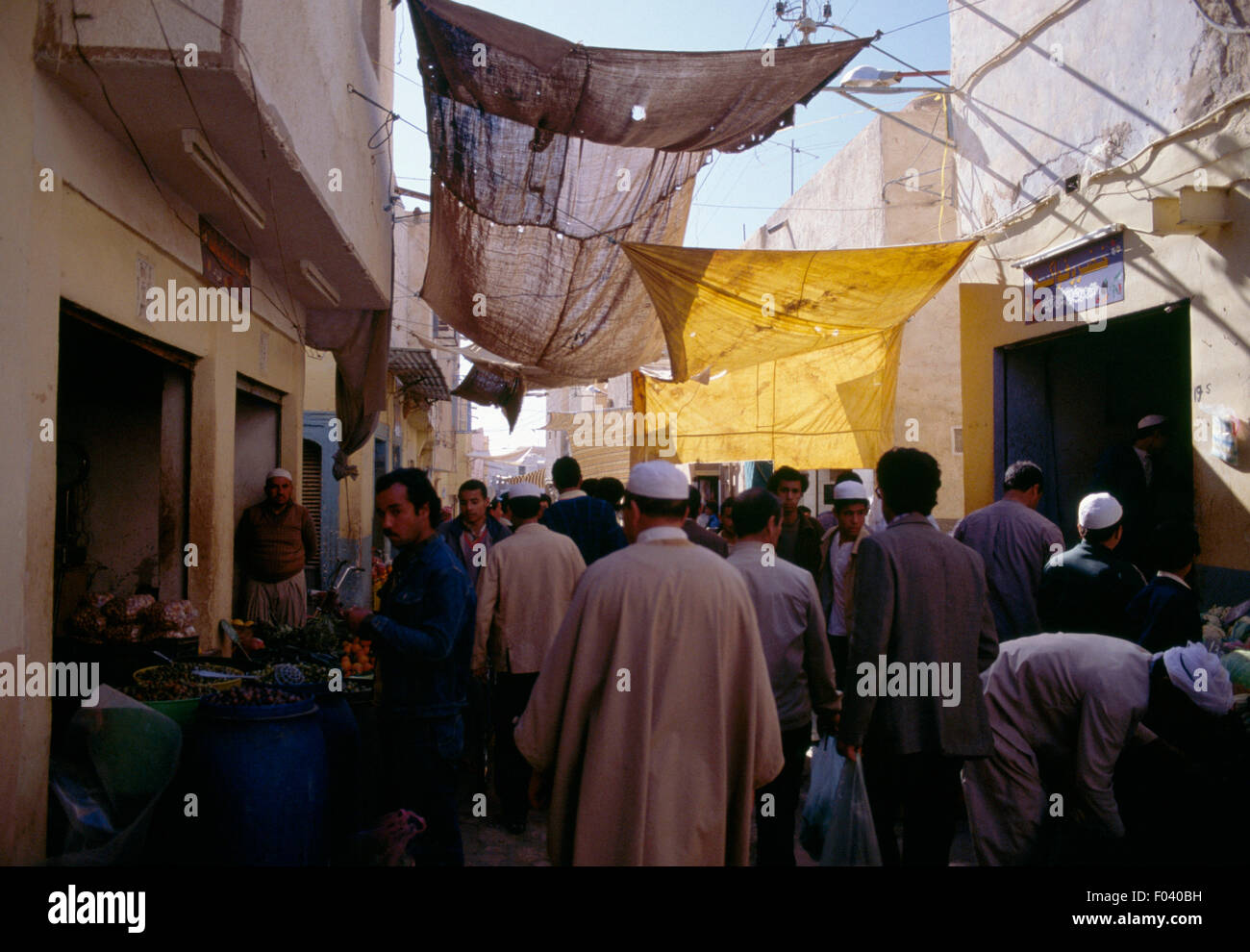 Gli uomini nelle strade di Ghardaia, Algeria. Foto Stock
