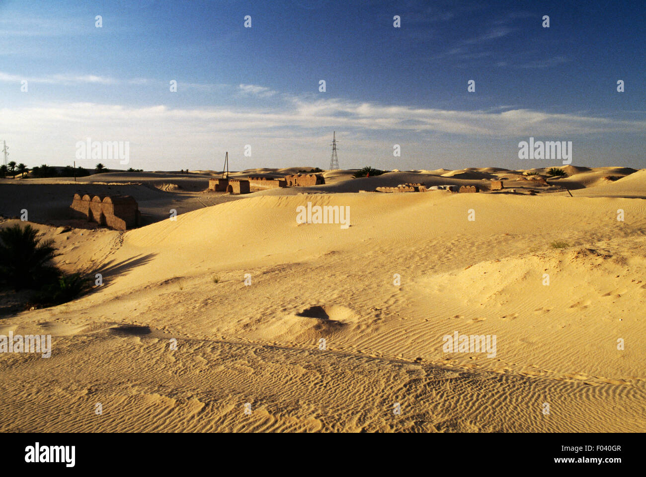 Il paesaggio nei pressi di El Oued, deserto del Sahara, Algeria. Foto Stock