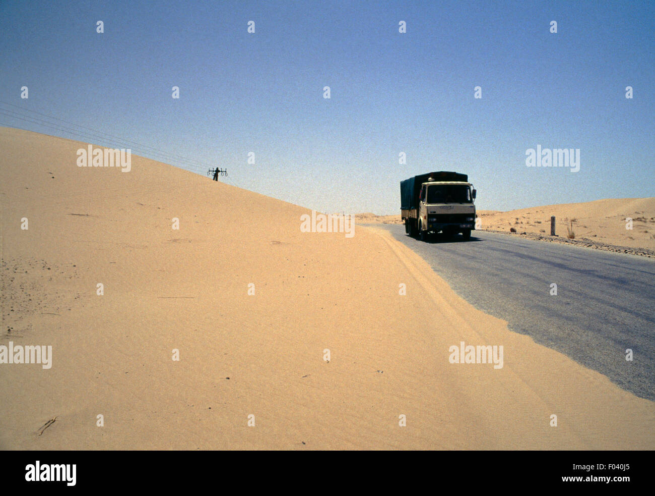 Carrello guida lungo una strada vicino a El Oued, il Deserto del Sahara, Algeria. Foto Stock