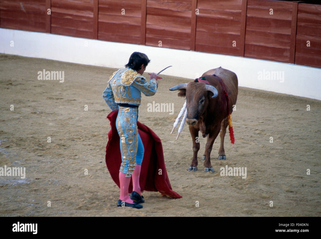 Il torero rivolta verso il toro con la spada (estoque), Aracena, Andalusia, Spagna. Foto Stock