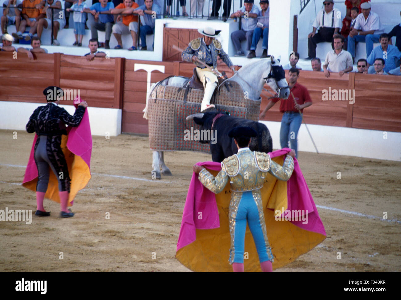 Picador (horseman) e Bull nell'arena, Aracena, Andalusia, Spagna. Foto Stock
