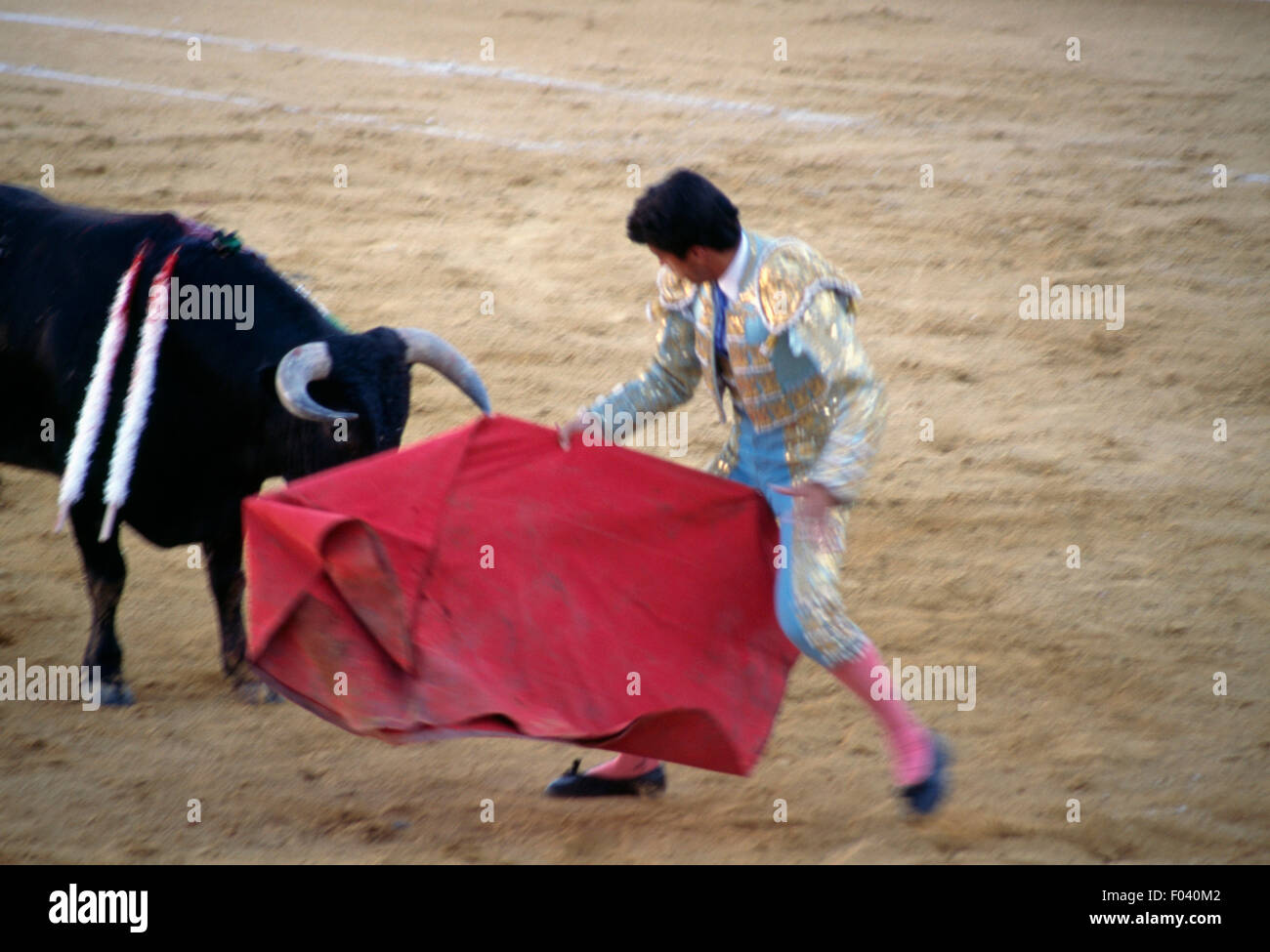 Torero in azione durante una corrida utilizzando il muleta (capo con stick), Aracena, Andalusia, Spagna. Foto Stock