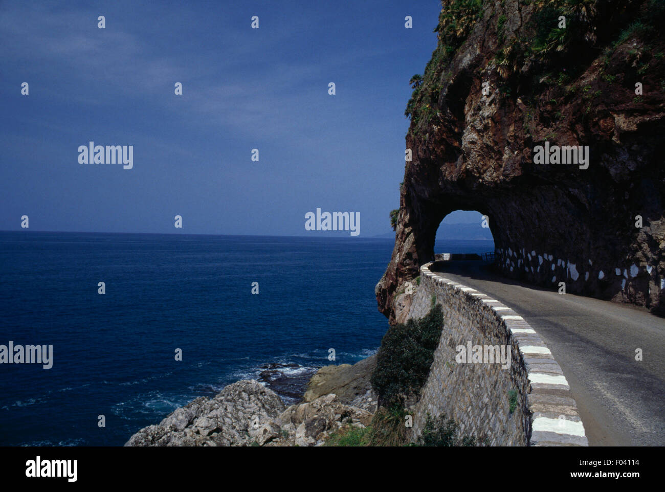 Rock-cut tunnel, strada costiera, Bugia, Algeria. Foto Stock