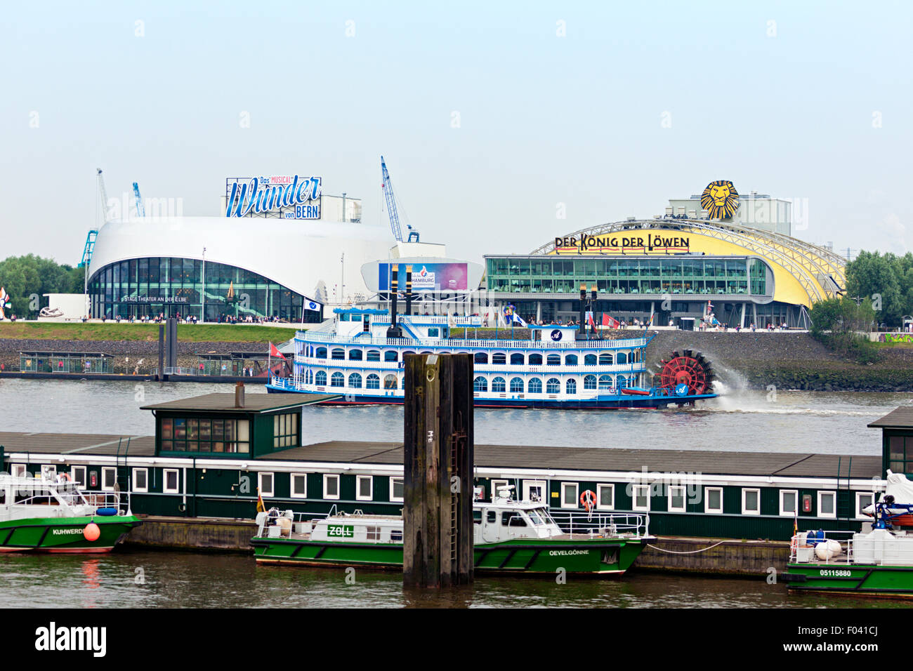 Paddler vapore passando dai due teatri musicali sul fiume Elba banche a Amburgo, jetty di dogana tedesca in primo piano Foto Stock