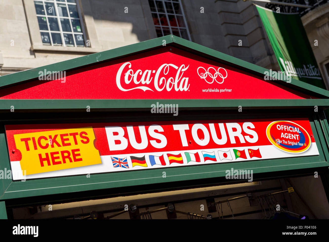 Vendita chiosco bus tour biglietti su un Street a Londra, Inghilterra. Foto Stock