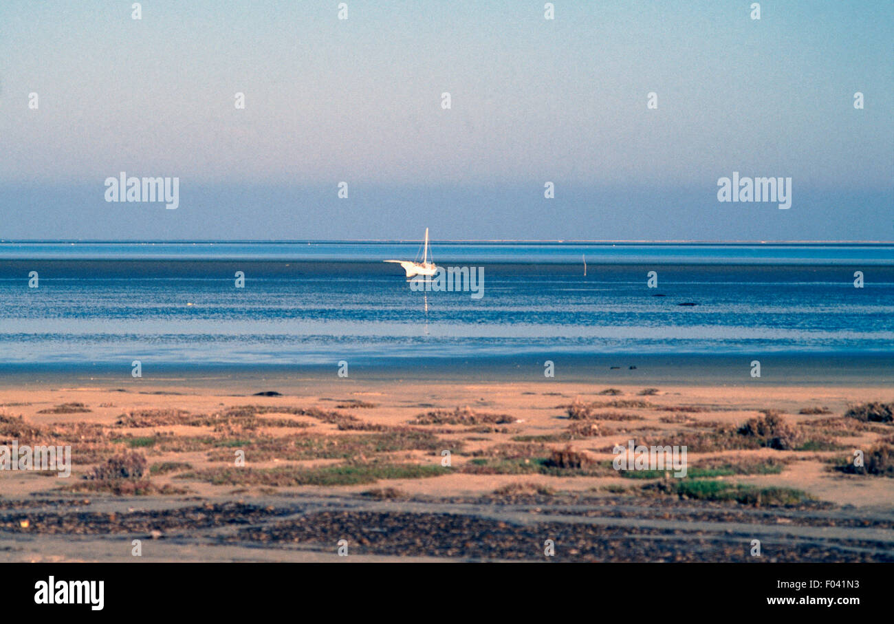 Spiaggia e barca a vela, Djerba, Tunisia. Foto Stock