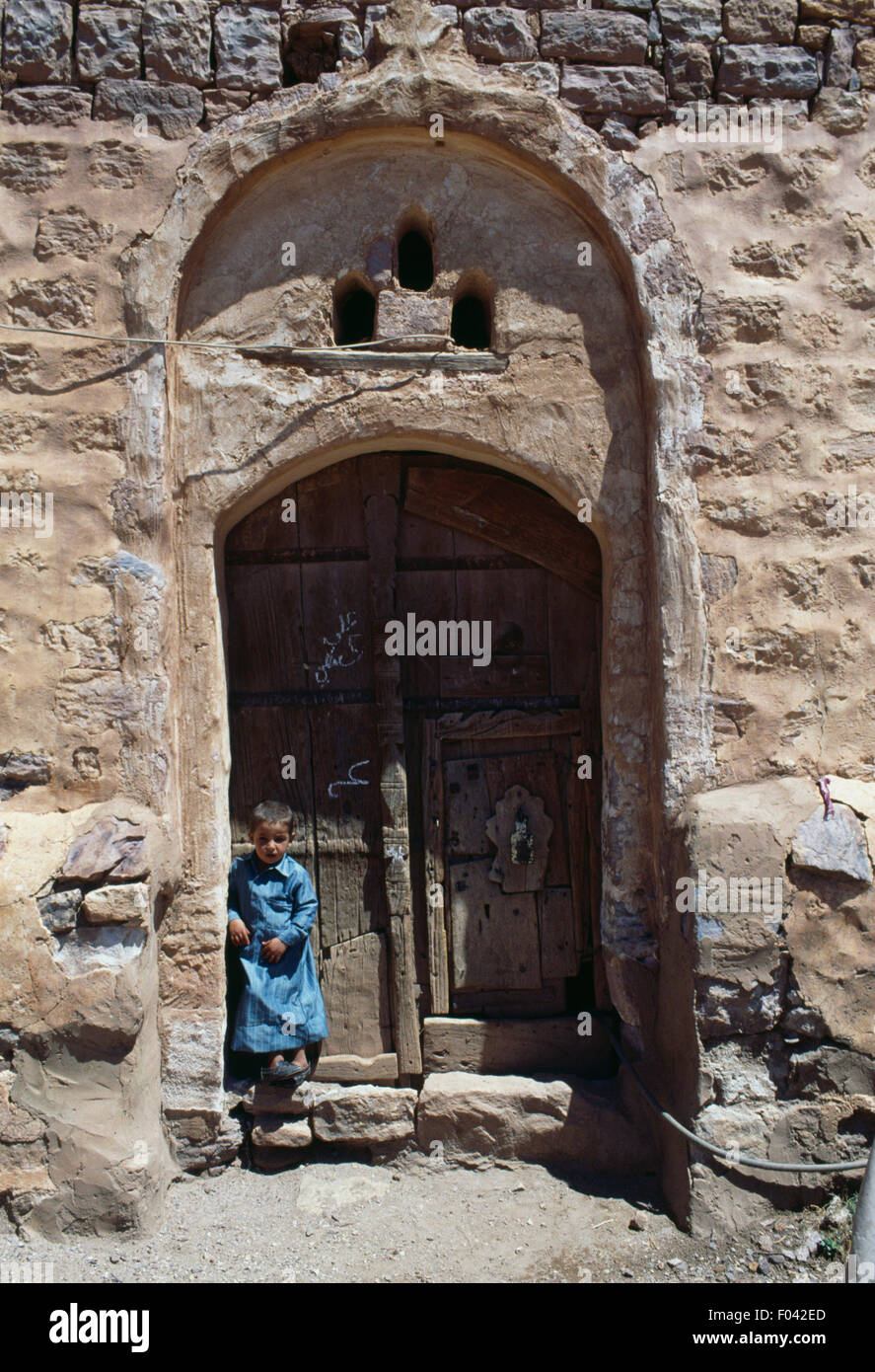 Giovane ragazzo in un portale, Kawkaban, Yemen. Foto Stock