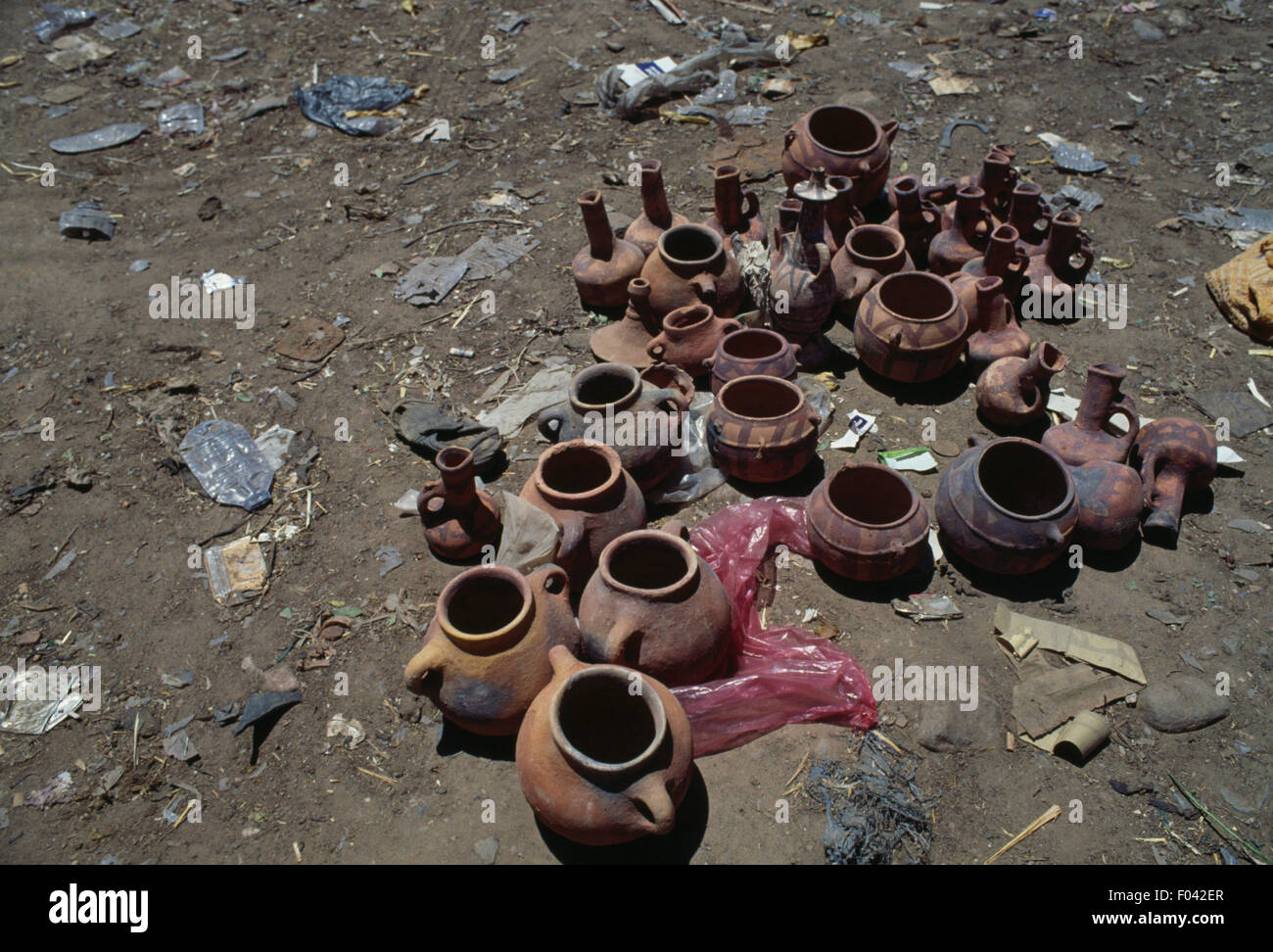 In ceramica per la vendita al mercato Shibam, Yemen. Foto Stock