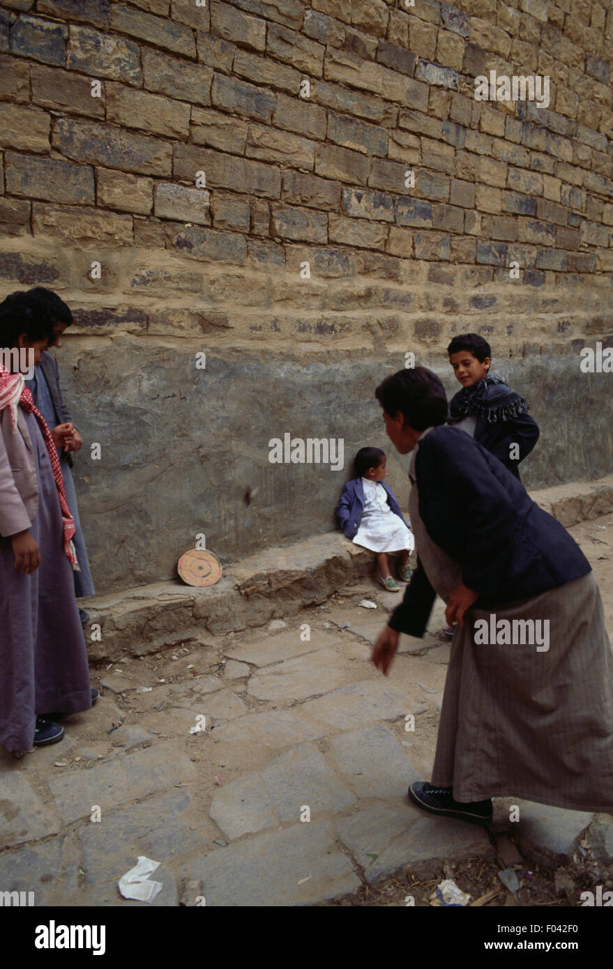 Giovani giocare a freccette, thuja, Yemen. Foto Stock