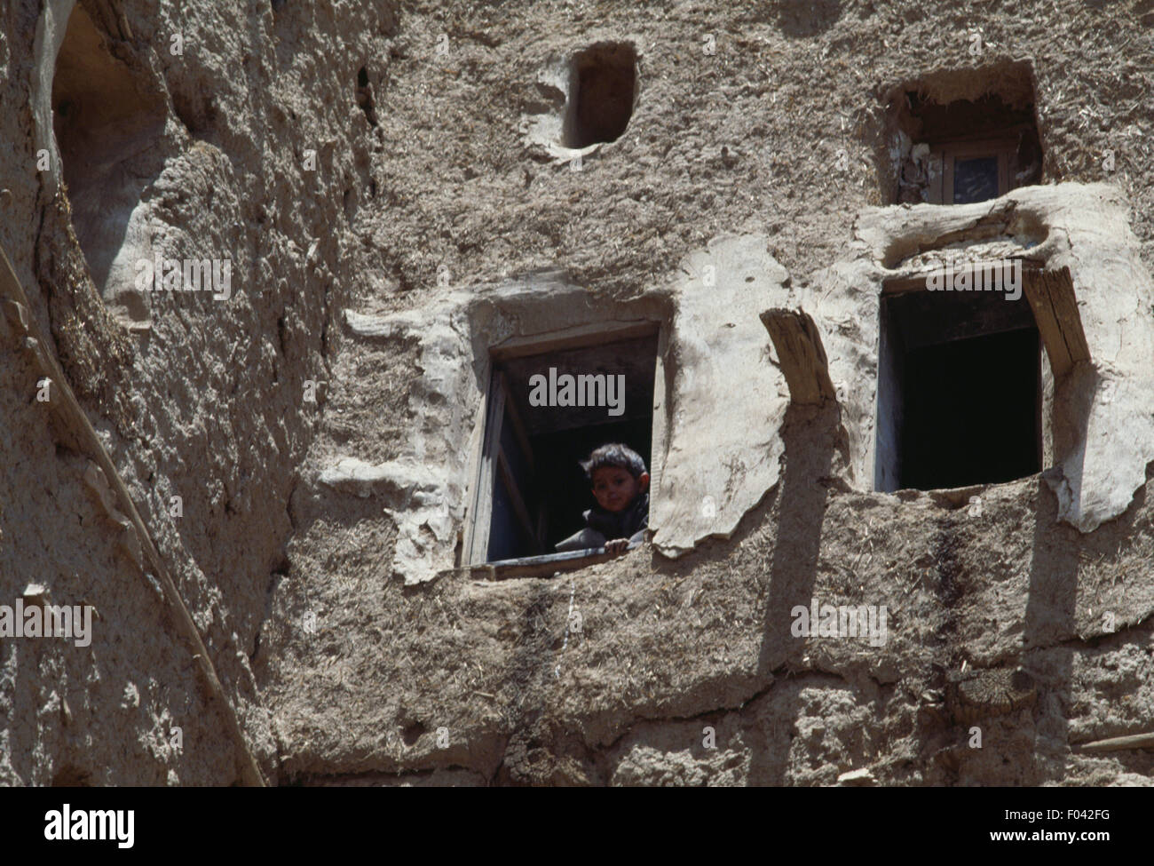 Dettaglio di una casa con un bambino alla finestra, Amran, Yemen. Foto Stock