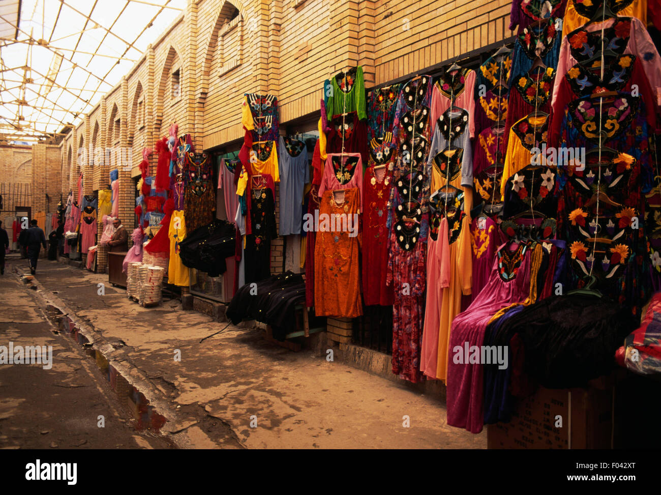 Negozio di abbigliamento in un souk di Baghdad, Iraq. Foto Stock