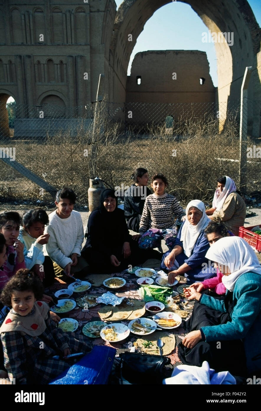 Picnic al Ctesiphon, con il Taq Kisra monumento in background, Iraq. Foto Stock