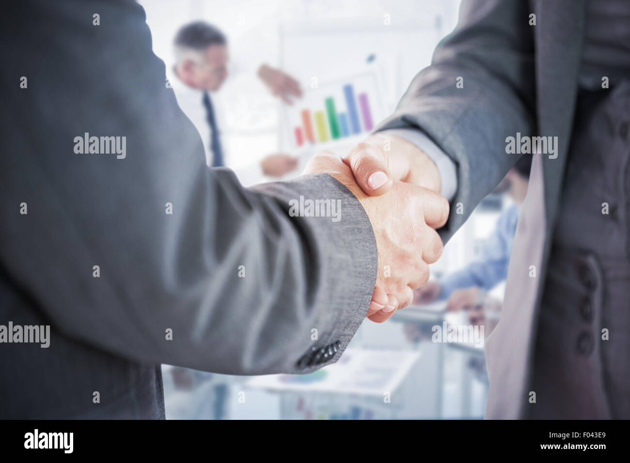 Immagine composita di uomini di affari che stringono le mani vicino fino Foto Stock