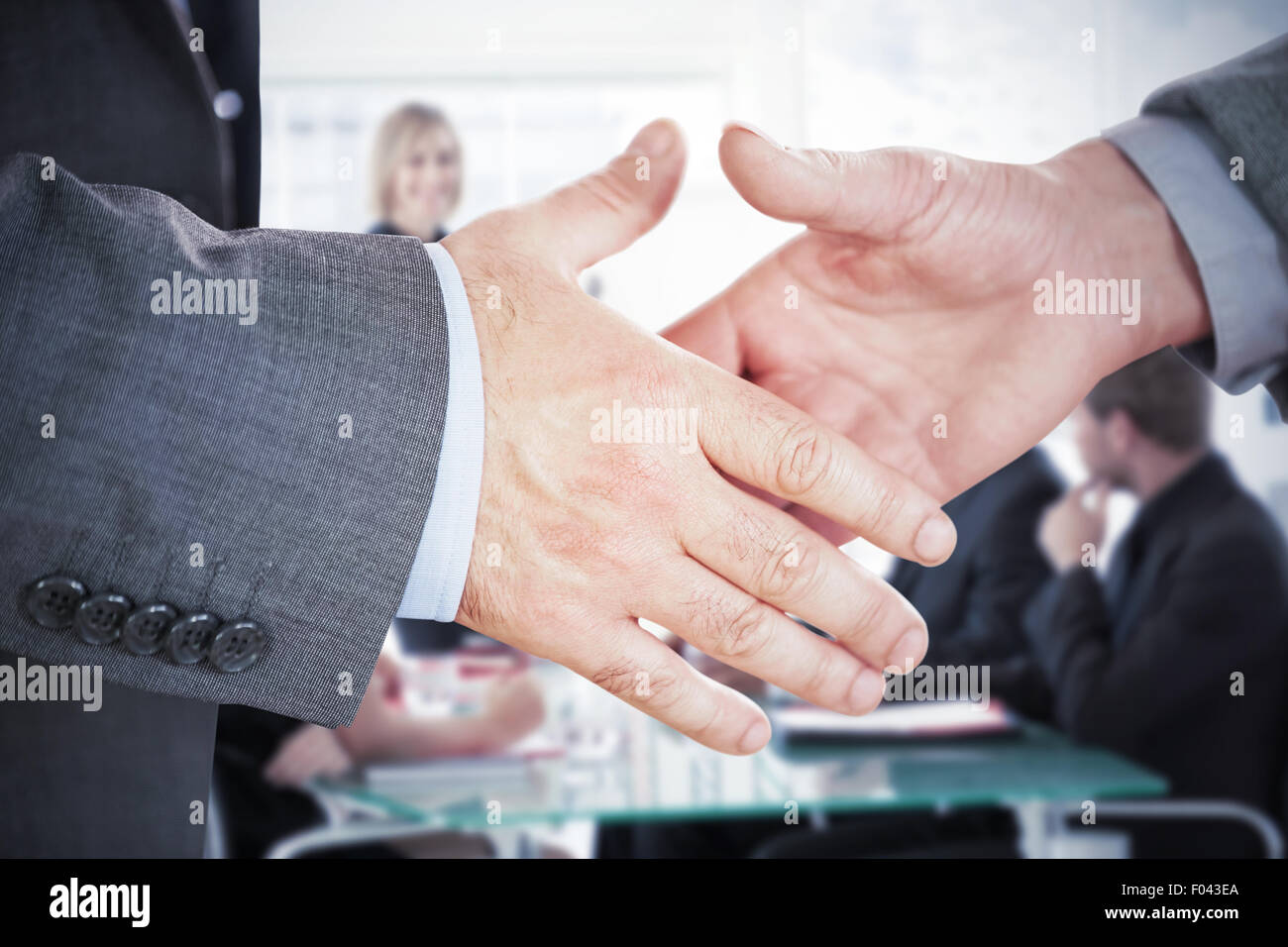 Immagine composita di due persone di andare a scuotere le loro mani Foto Stock