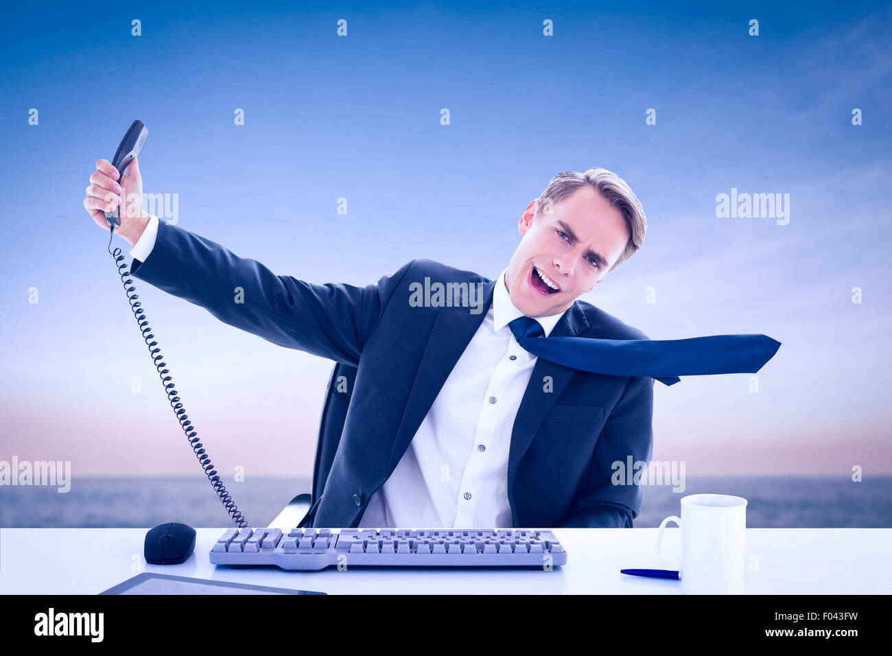 Immagine composita di imprenditore urlando come egli tiene fuori il telefono Foto Stock