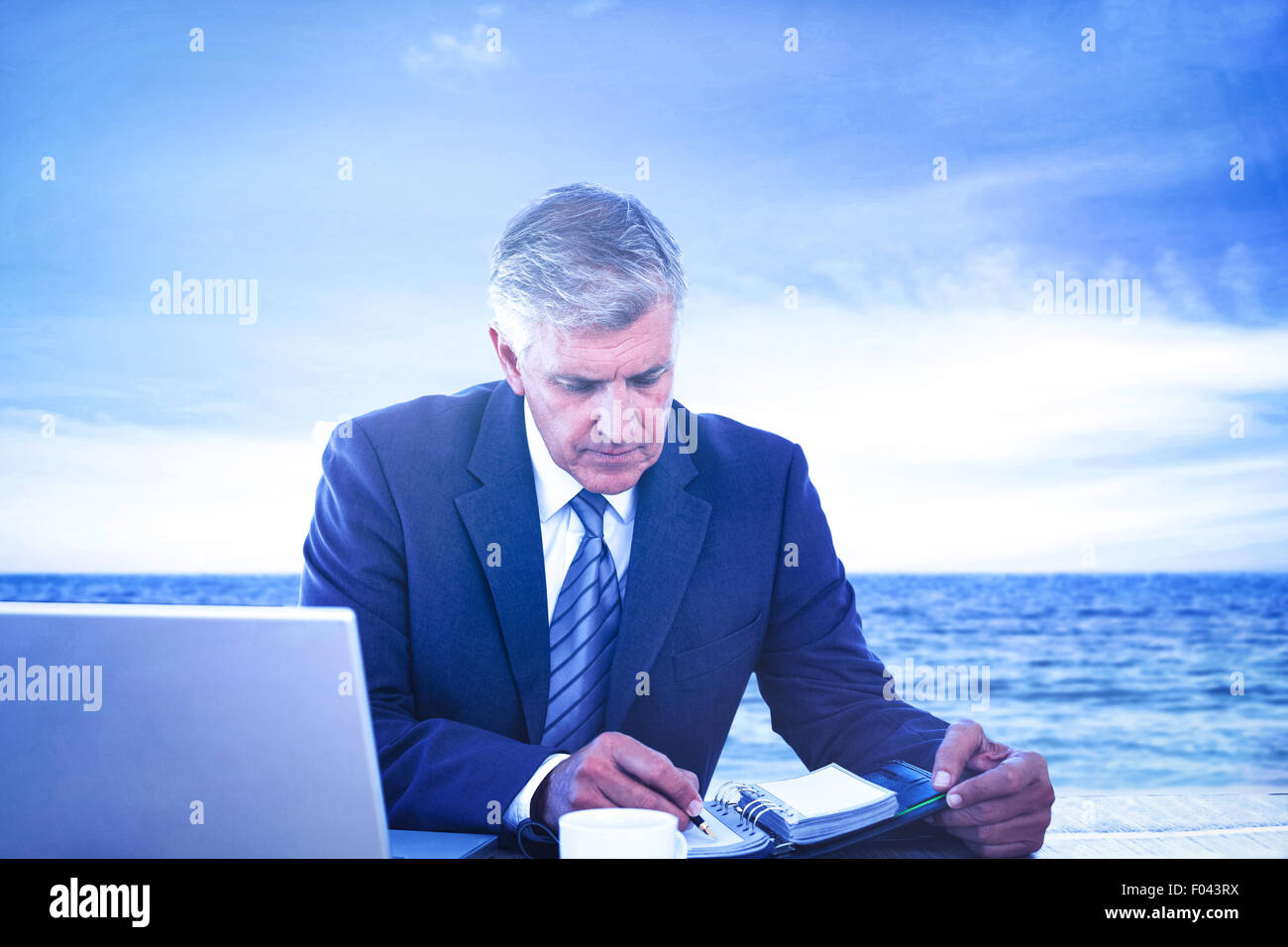 Immagine composita di imprenditore controllando il suo diario Foto Stock