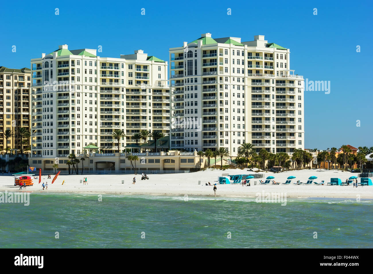 Beachgoers godetevi una giornata sulla spiaggia Clearwater, Florida Foto Stock