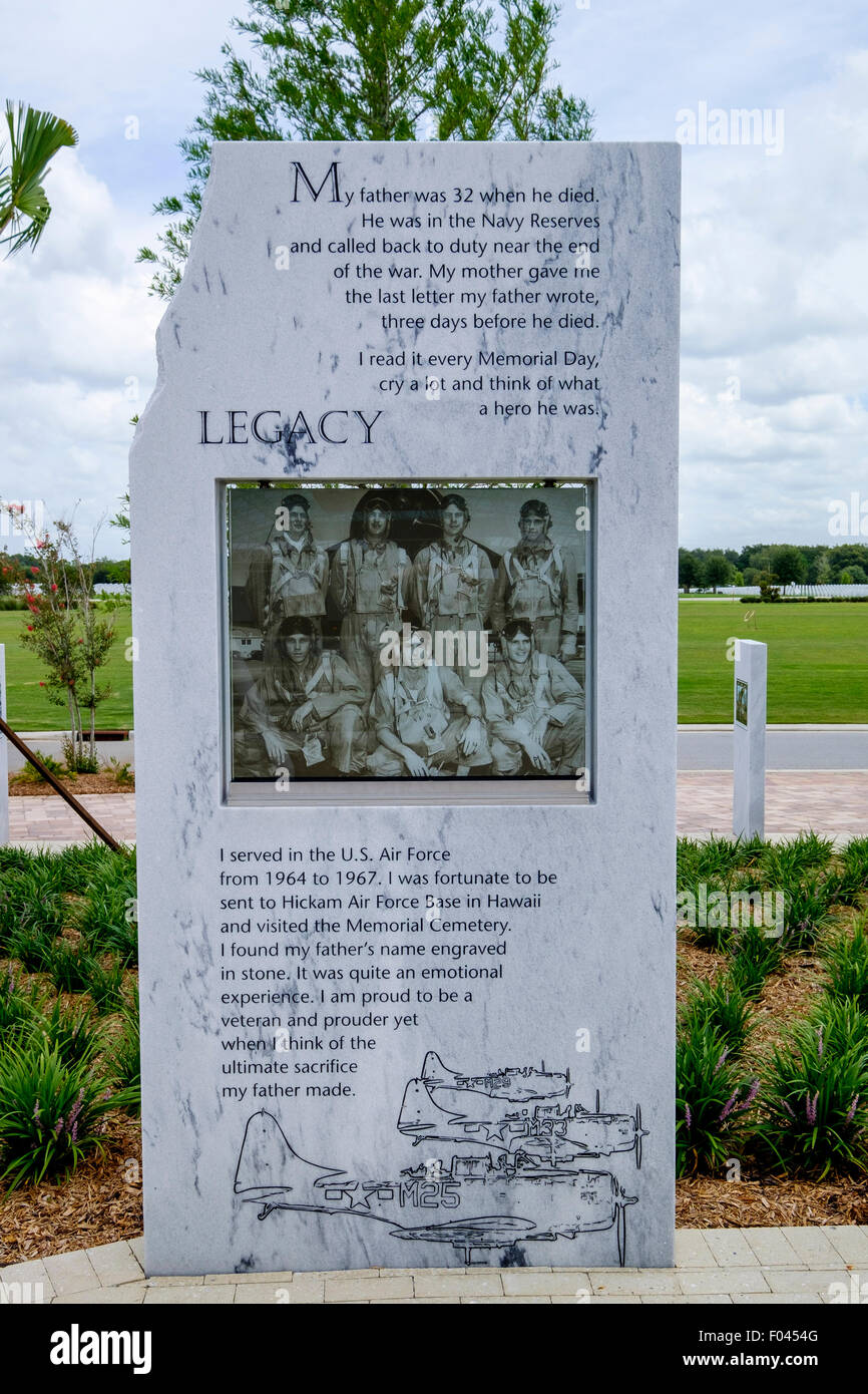 Una fotografia su un marmo bianco zoccolo alla Patriot Plaza, Sarasota Cimitero Nazionale, Florida, Stati Uniti d'America Foto Stock