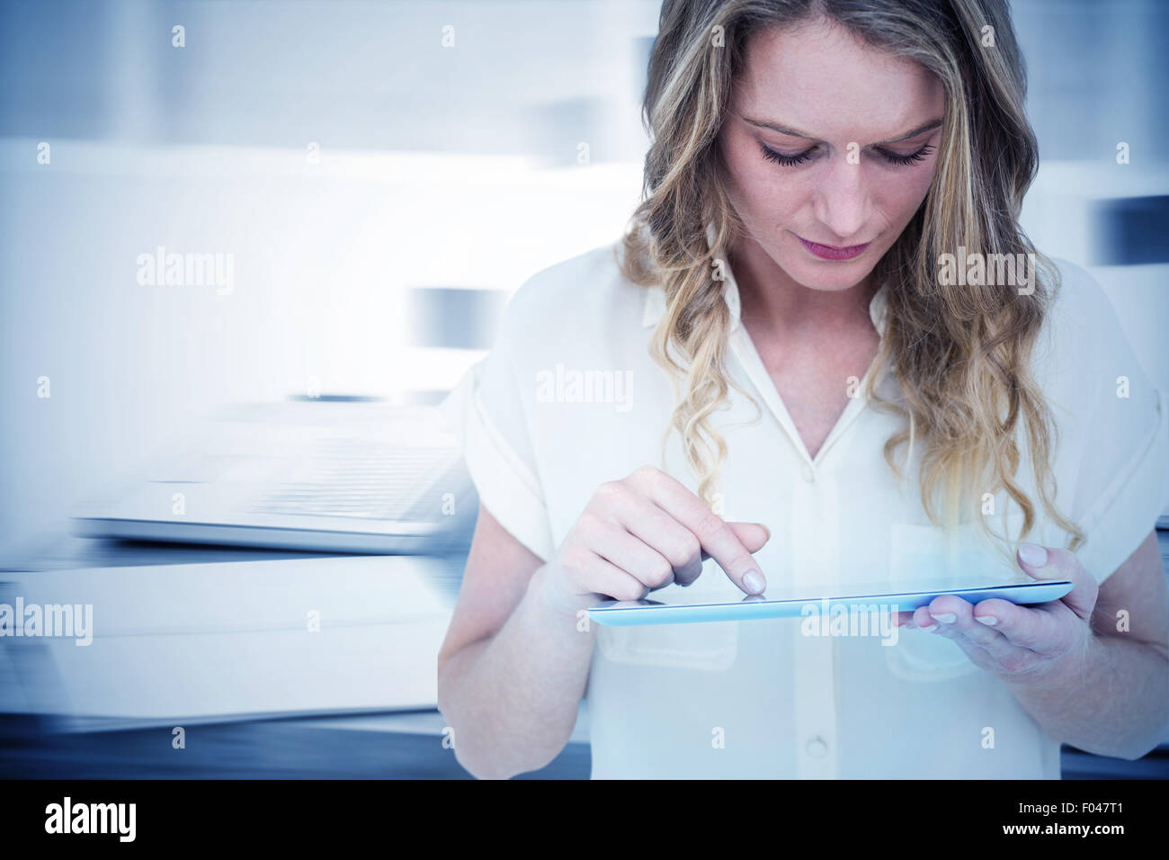 Immagine composita della donna utilizzando un tablet pc Foto Stock